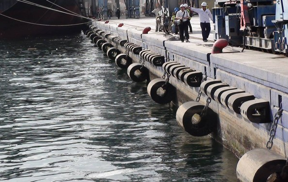 Fender de caucho de forma D para buques de trabajo/fender lateral de remolcadores