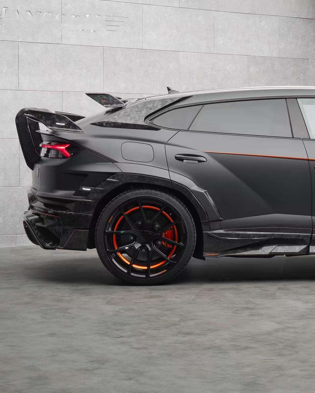 Lamborghini URUS SE Body Kit Carbon Fiber With Hood Fender Spoiler