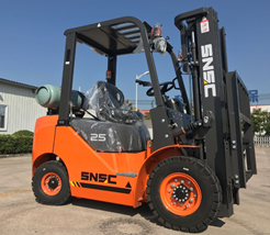 2.5 Ton SNSC LPG Gasoline Forklift With Japanese Engine And 4.5m Triplex Mast