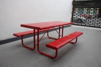 Table de pique-nique en extérieur en acier perforé avec bancs montés en surface debout libre