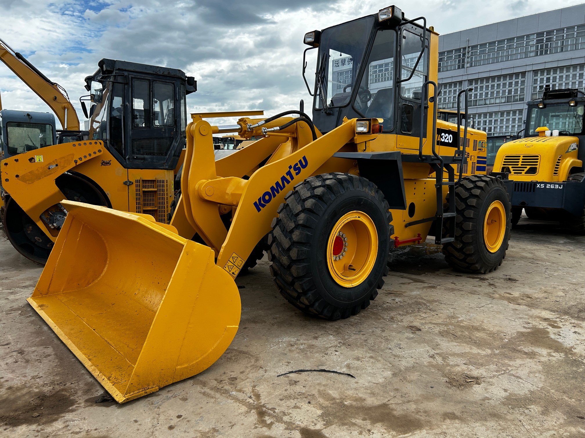 WA380 Komatsu передний погрузчик Использованный передний погрузчик 10 тонн 70 кВт