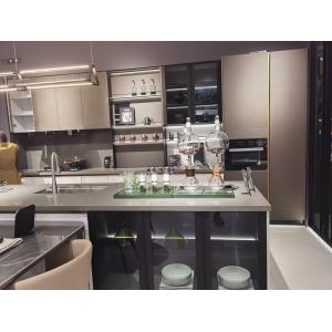 Деревянный кухонный шкаф