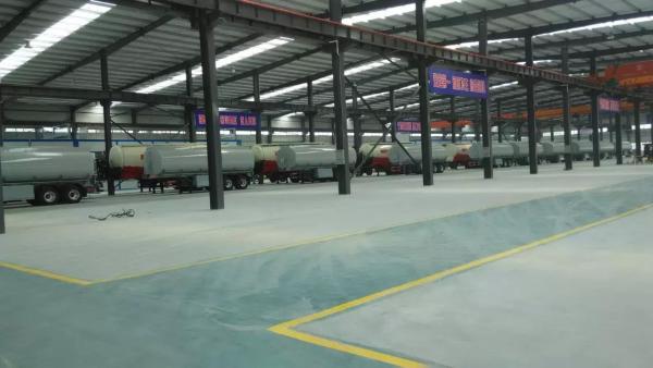 28 Ton Oil Tank Small Semi Trailer Trucks With 3 Apartments And Pipe