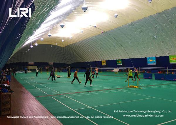 As barracas infláveis grandes do evento desportivo da abóbada do campo de futebol arejam a estrutura apoiada