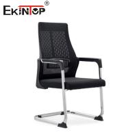 Chaise de bureau en maille en forme courbée noire avec accoudoirs pour le travail