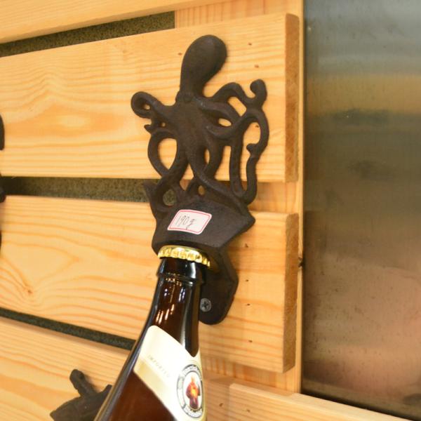 Деревенской установленный стеной консервооткрыватель бутылки литого железа осьминога античный