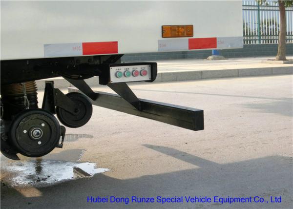JMC Truck Mounted Road Sweeping Machine With 4 Brushes 5.5 Cbm Trash 1,5 Cbm Water
