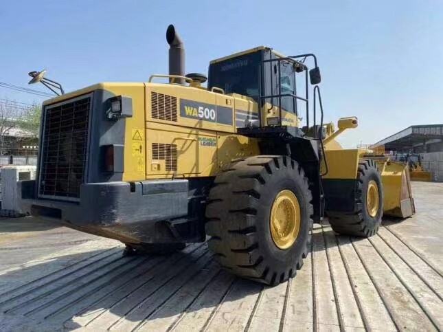 Высококачественный подержанный грузовик Komatsu WA500 из Шанхая, Китай.