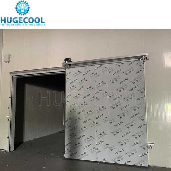 Quartos frios com porta de dobradiça para bebidas e pães no mercado dos EUA