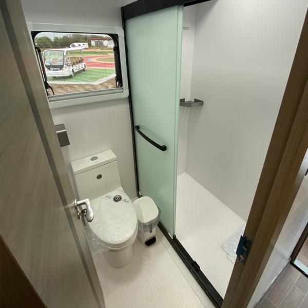 Toilettes, salle de bains, caravanes de voyage en plein air, camping-cars en plein air avec toilettes, salle de douche