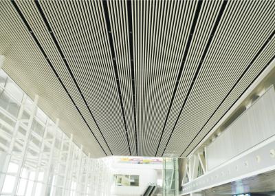 J deu forma à tomada no teto suspendido lâmina do metal telha moderno para o centro de compra