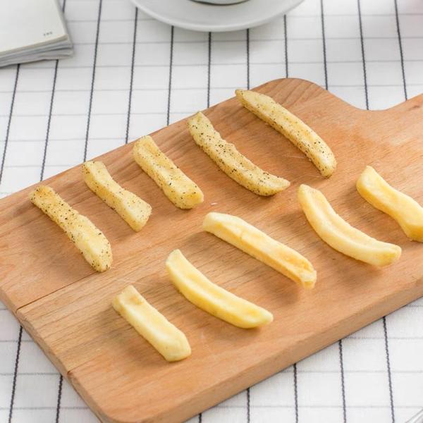 Соленые высушенные прокладки картошки овощей плодов хрустящие очень вкусные зажаренные