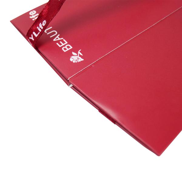 Коробка для упаковки цветов с длинным стволом треугольной формы с лентой и покрытым бумажным материалом