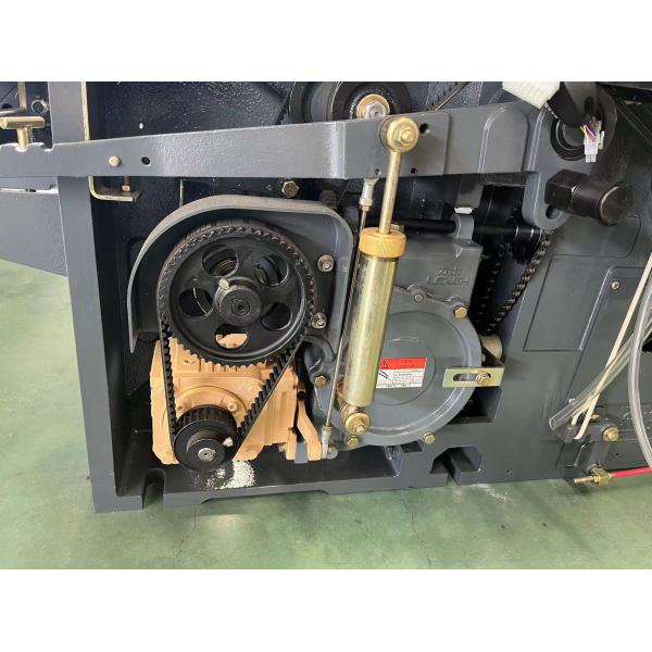 Тень двойной струи воды сопла сплетя