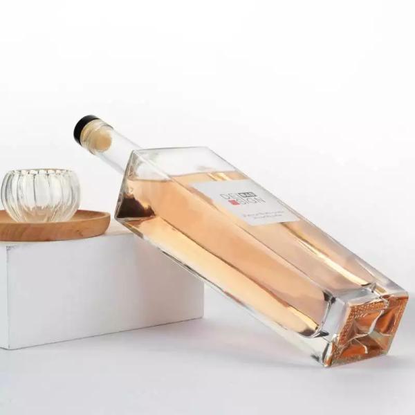 Square Spirit Liquor Bottle Capacity 750ml Base Material glass with Synthetic Cork