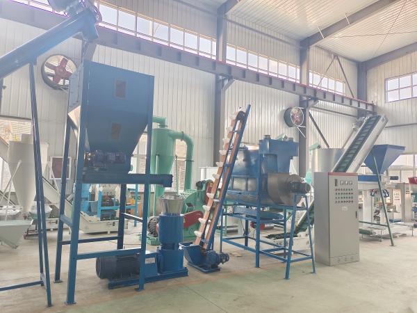 Línea de pelletización de piensos para animales personalizable con instalación de guía de ingeniero y fuente de alimentación de 380V/50Hz/3Fases
