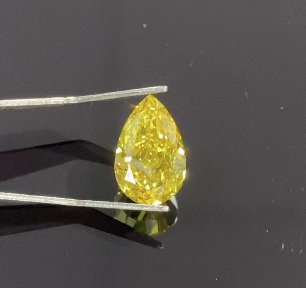 A pera cortou laboratório sintético diamantes que amarelos crescidos IGI certificou