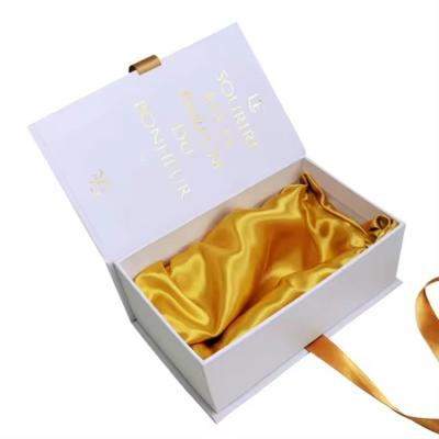 Logo personnalisé Boîtes de papier blanc doux Boîtes d'emballage de parfum cosmétique Boîte cadeau avec satin