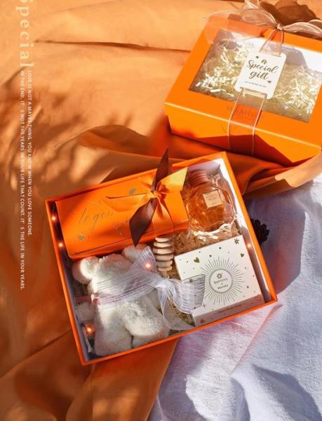 20cm*7cm*17cm Orange Coated Holiday Gift Boxes With Transparent Windows