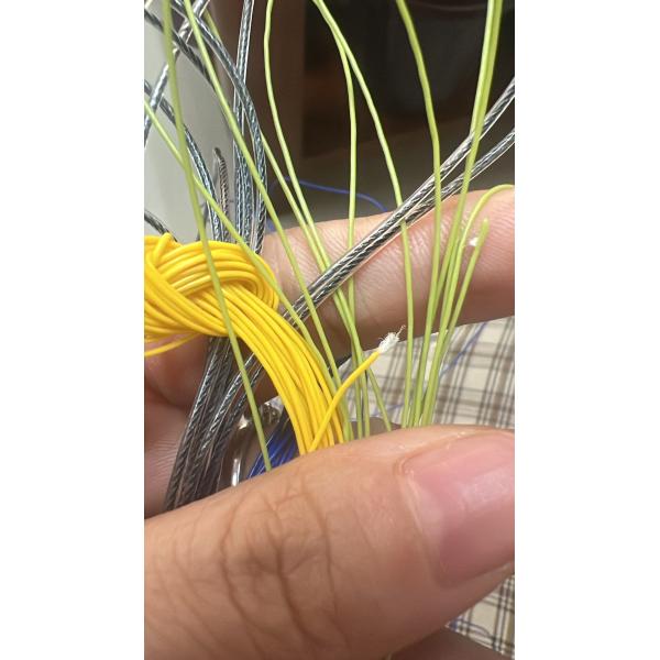 Filamentos con revestimiento de poliéster y con revestimiento de fibra de poli