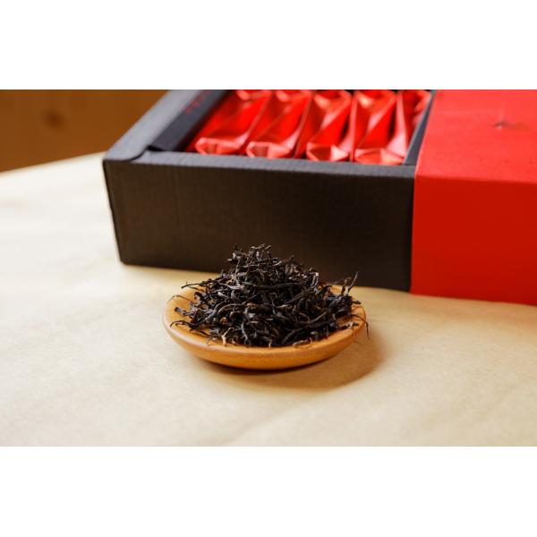 Thé noir organique fumé fermenté de Lapsang Souchong avec la sécheresse de pinède