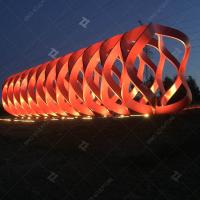 Grande escultura leve de aço inoxidável com superfície pintada de vermelho para decoração exterior
