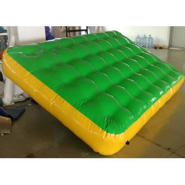 Profesional que despide la estera inflable del trampolín de la pista de aire de