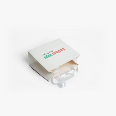 Saco de papel de presente para compras de luxo comercial com eficiência de impressão personalizada em cores únicas