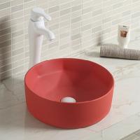 Basse mer lisse d'évier de salle de bains de plan de travail éclaboussant le lavabo rouge