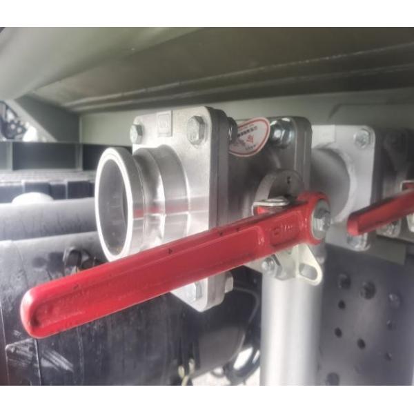 Diesel Oil Gas 80km/H Fuel Tank Truck 6 × 4 5000 Gallon