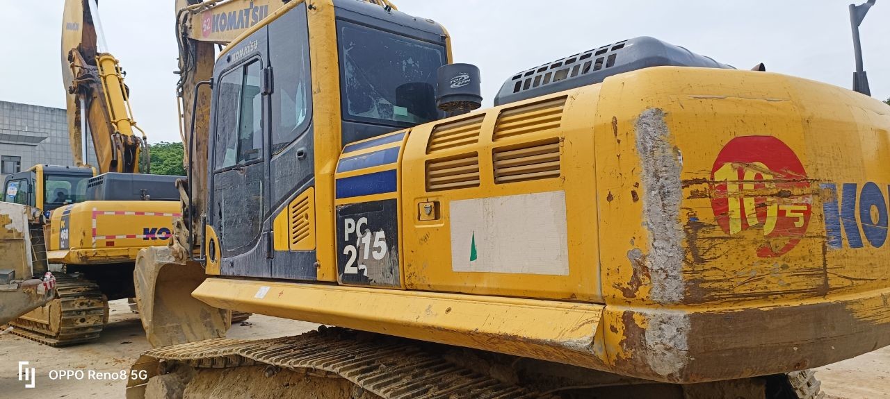 Подержанный экскаватор Komatsu 215-10 Средний на складе Подержанный экскаватор Komatsu PC100