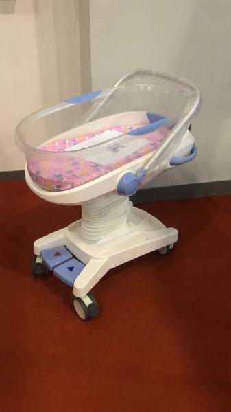 Branco do trole do bebê do hospital da carga do controle de sistema hidráulico 25kg da ucha do bebê da cama da criança do hospital