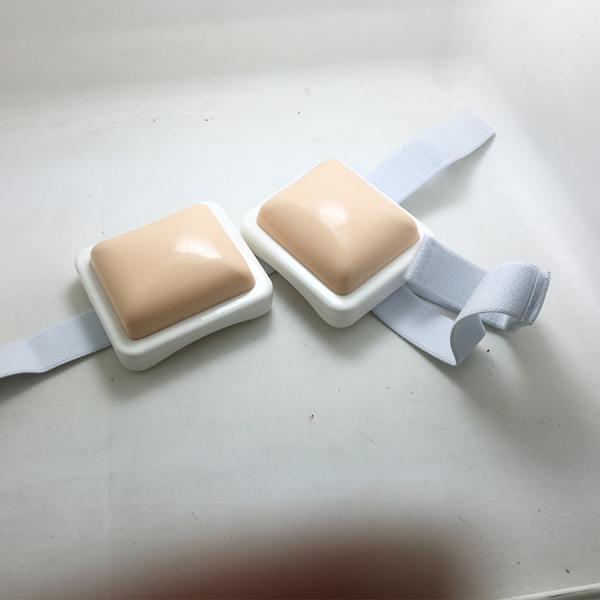 Студенты медсестры имитатора внутримышечной впрыски практикуют медицинские поставки Homecare здоровья