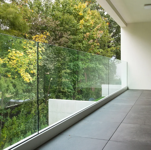 Custom 12mm Clear Tempered Glass With Aluminum U Channel For Railing Balustrade Balconies Patios