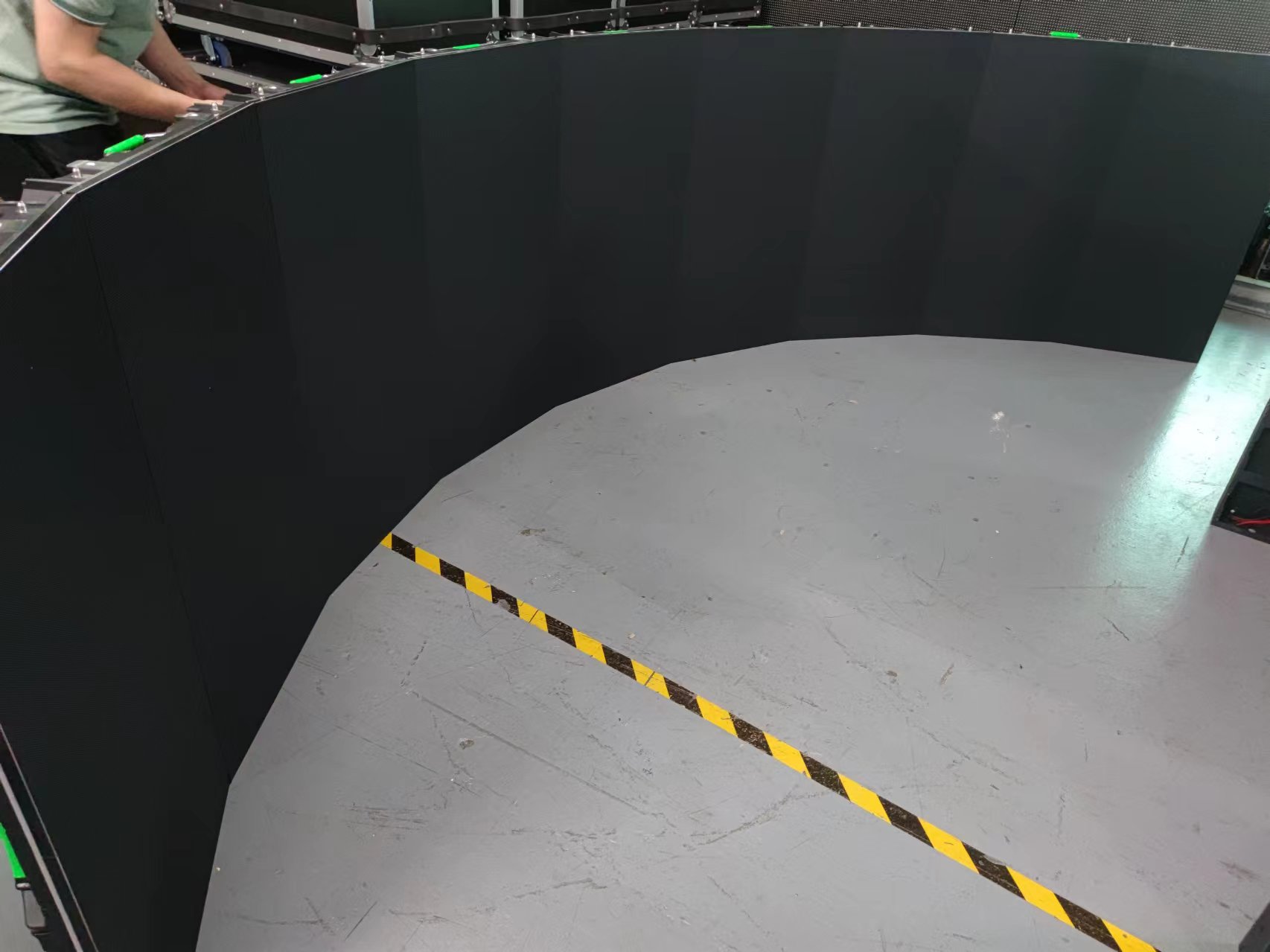 Внутренний гибкий вращающийся видеостенный экран P2 с светодиодом