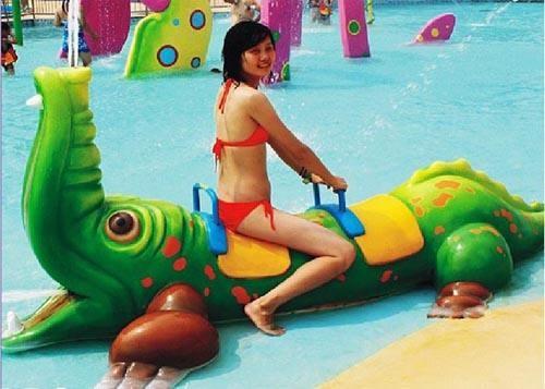 Exciting Fiberglass Crocodile Spray Water Equipment For Children Play In Splash Park