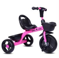 Un vélo roux à trois roues pour enfants avec le guidon en acier et sans suspension