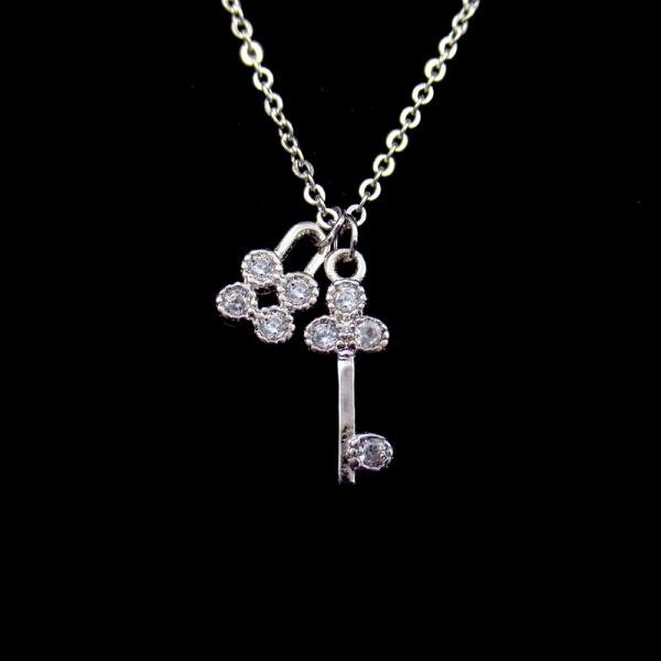 Ожерелье Зирконя стерлингового серебра танцев привесное кубическое с красной округлой формой пункта