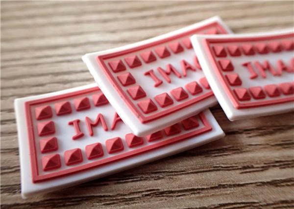 Des patchs de vêtements personnalisés, avec un logo 3D coloré sur les patchs.