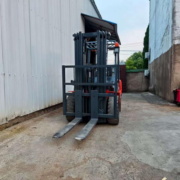 Second-Hand Heli 3.5 Ton 3-Mast Manual Forklift, High-Strength Steel Frame, Orange Color, Perfect for Heavy-Duty Material Handling in Industrial and Logistics Environments