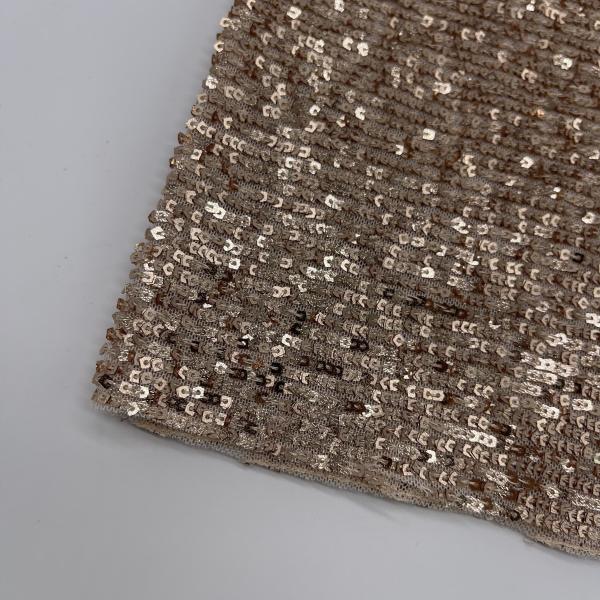 Des séquins de tissu brodé de différents modèles et styles disponibles