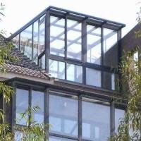Casa de vidro transparente de design moderno com moldura de liga de alumínio