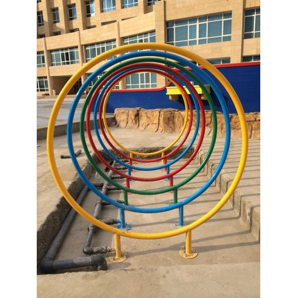 Los niños del círculo del arco iris del parque del espray de agua riegan el parque colorido del chapoteo del agua del patio