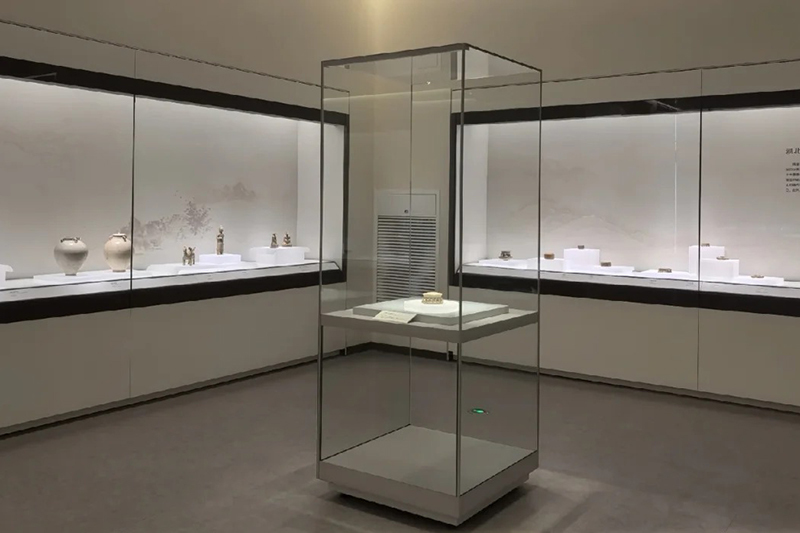 Custom Museum Wall Display Case with Anti-UV Low-Iron Glass Fully Sealed Dust-proof Structure and Integrated Professional LED Lighting