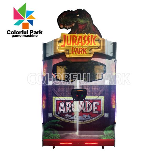 2 pessoas que disparam no dinossauro de Arcade Machines Jurassic Game Console para o adulto interno
