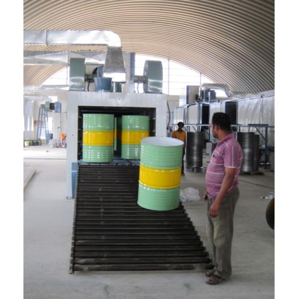 Сварщик швов сопротивления на линии производства сварки стальных барабанов