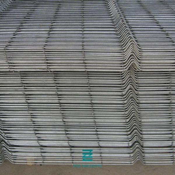 PVC Coated 6 Foot Welded Wire Mesh Fence Panels Triangular Bending 2500mm Width