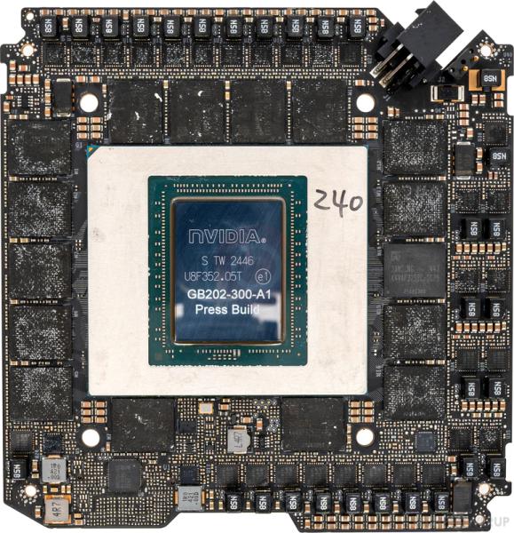 RTX5090 GDDR7 VRAM 32 GB の NVIDIA GeForce RTX 5090 の 2 つ