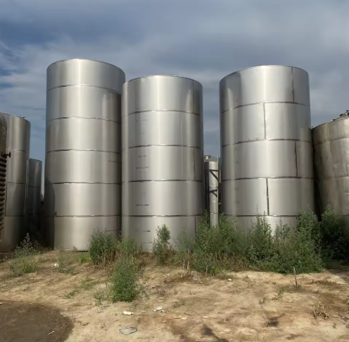 En el caso de las instalaciones de almacenamiento de GNL de 10 toneladas, el depósito será horizontal 10000-100000L de alta presión.