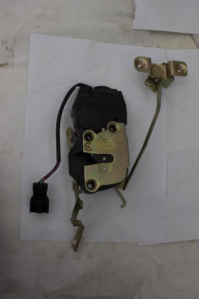Peças sobressalentes de camião 6WF1 Fechadura da porta da frente à direita RH Elétrica para veículos pesados
